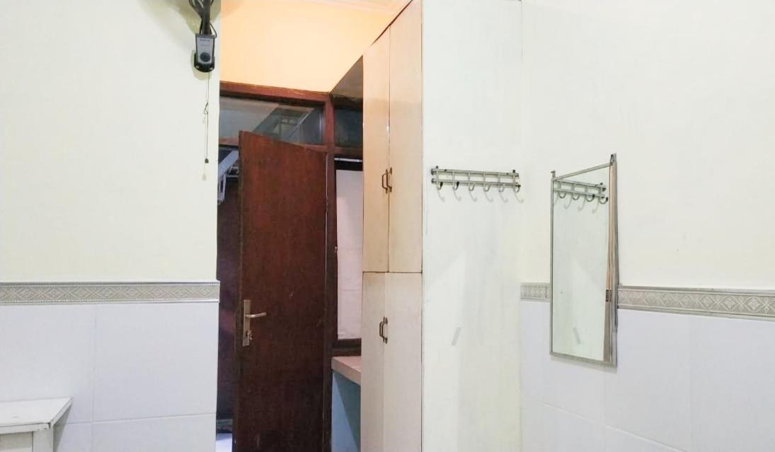 D'Kost Ketintang Hotel Surabaya Buitenkant foto
